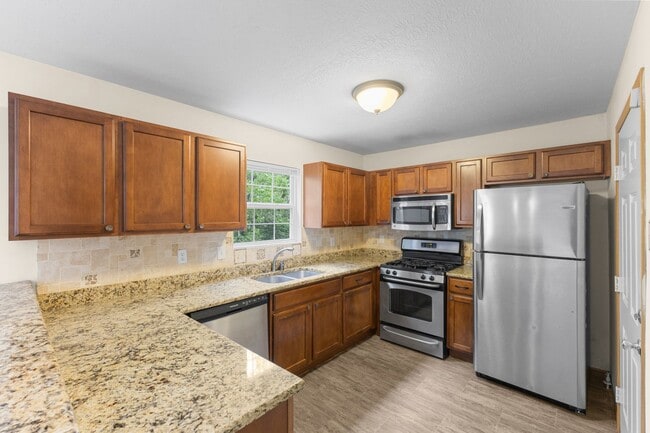 Building Photo - Modern 2-Bed Townhome with Vaulted Master & Private Deck – Prime Columbus Location!