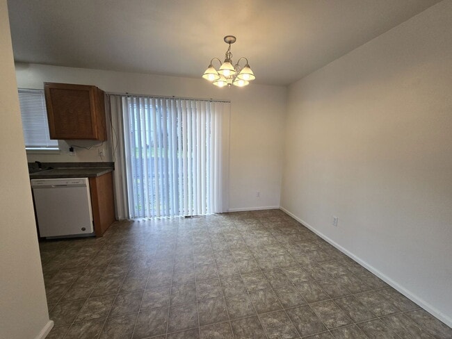 Building Photo - 1914 SE Douglas Ave