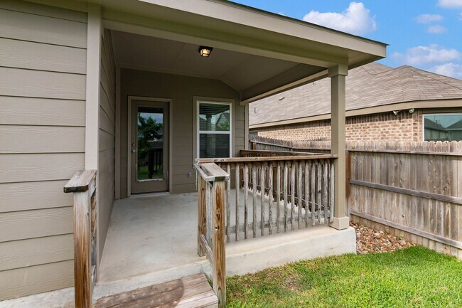 Building Photo - 3 Bed 2 Bath
