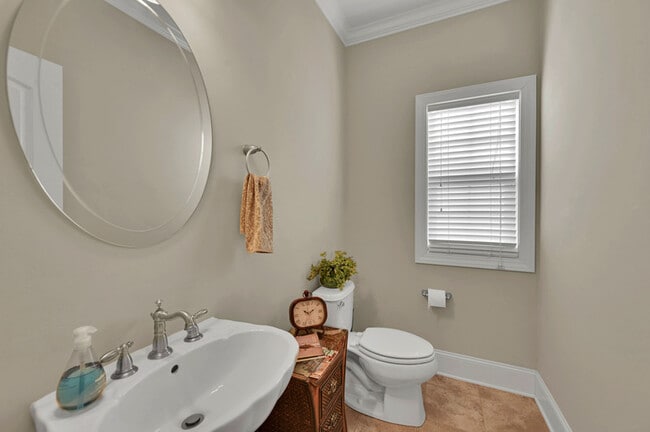 Building Photo - 2401 Dovedale Ct