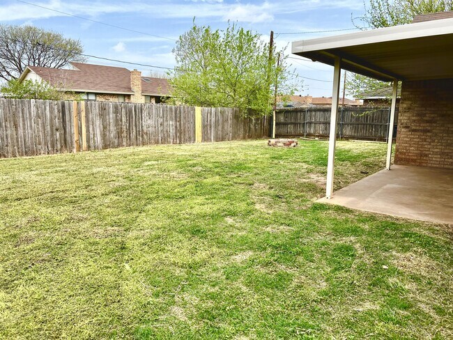 Building Photo - 5215 Northview Dr