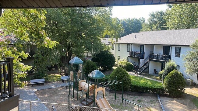 Building Photo - 3595 Woodbriar Cir