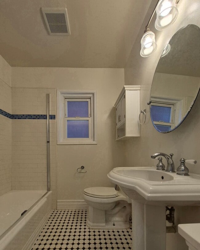 Building Photo - Charming One Bedroom, One Bath Unfurnished Apartment