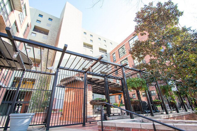 Building Photo - 1 Bed 1.5 Bath Modern Corner Unit Condo in Uptown Dallas!