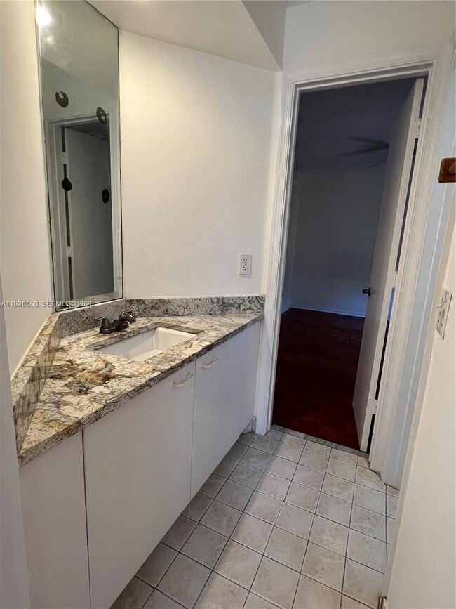 Building Photo - 11383 Lakeview Dr