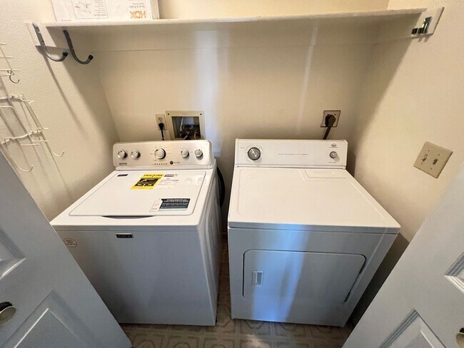 Building Photo - Spacious 2 bedroom 2nd floor unit