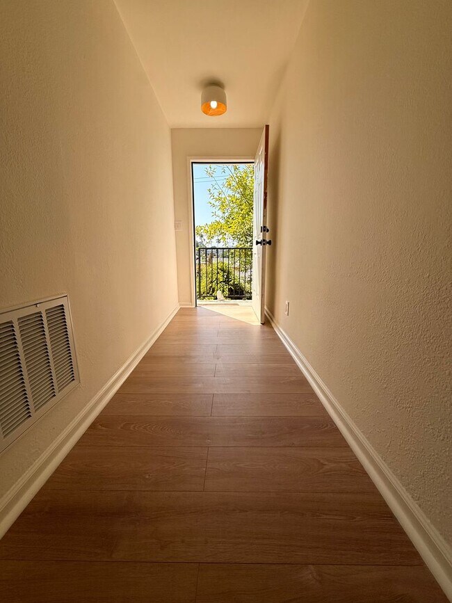 Building Photo - 1027 Coronado Terrace