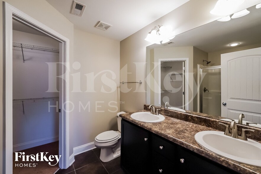 Building Photo - 855 Clover Ave