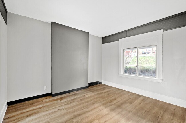 Building Photo - Updated 3 Bedroom home in Carrick availabl...