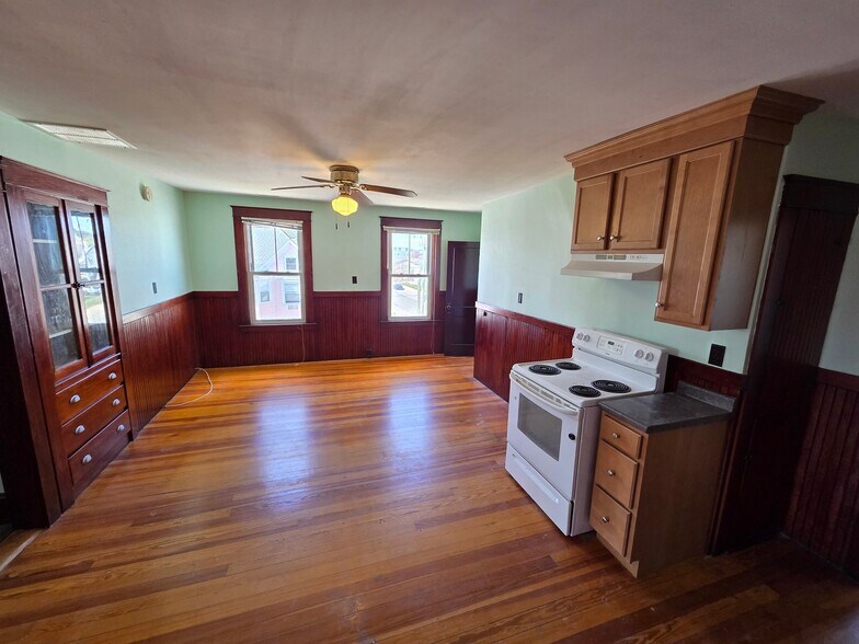 Building Photo - 152 Maple St