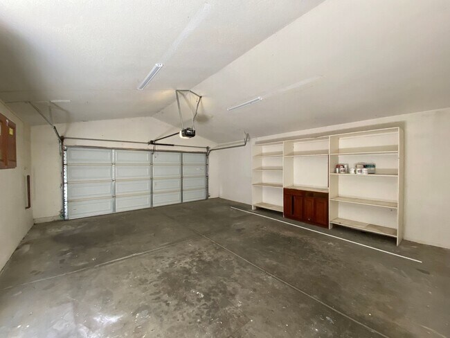 Building Photo - 8091 Primoak Way