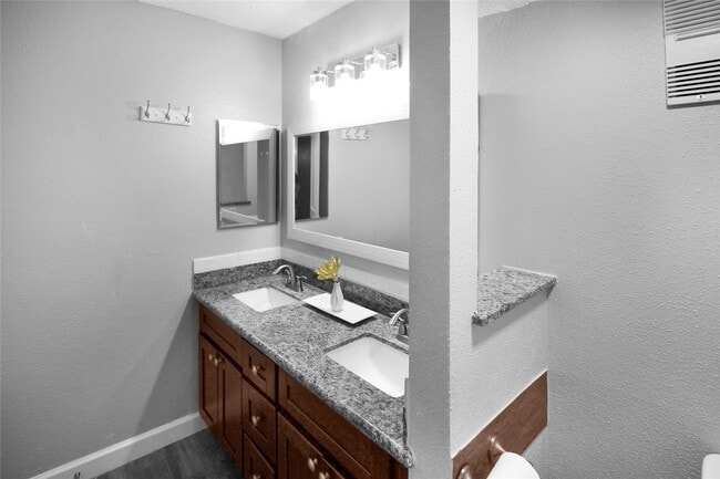 Building Photo - 2800 Jeanetta St