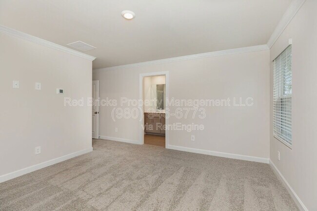 Building Photo - 4135 Smt Wds Dr