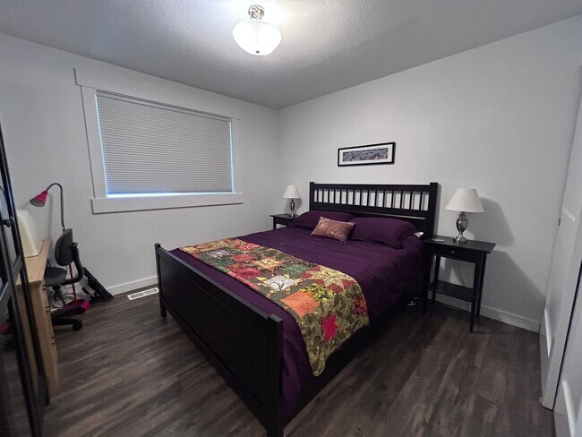 Building Photo - 3 Bedroom 2 Bath home in south Bellingham with a 2-car garage