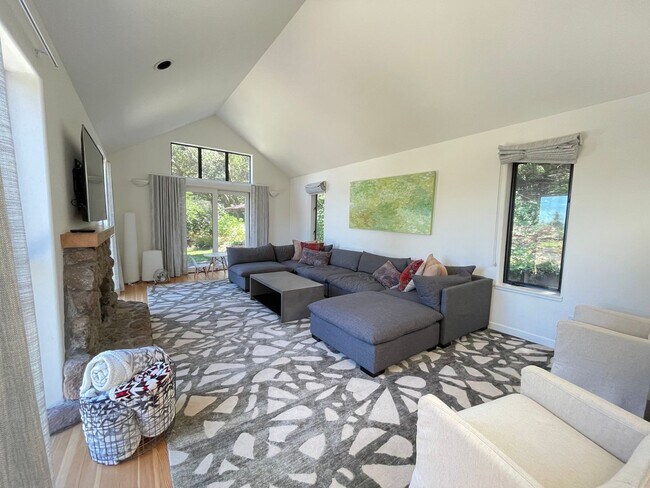 Building Photo - Minutes From Town,  Idyllic Sebastopol Oas...