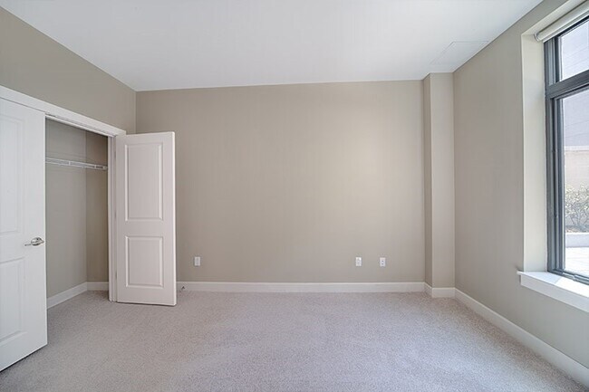 Building Photo - 33 Rogers St