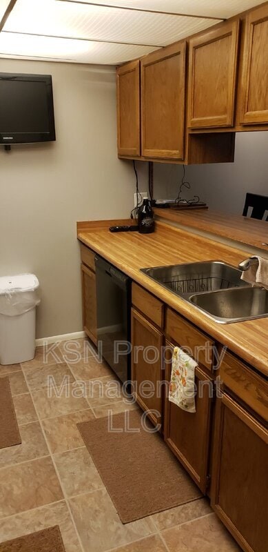 Building Photo - 1600 Eastridge Dr