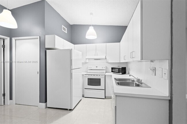 Building Photo - 6910 NW 166th Terrace