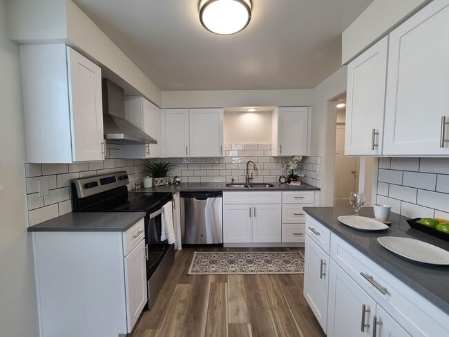Interior Photo - 1013 E Sharp Ave