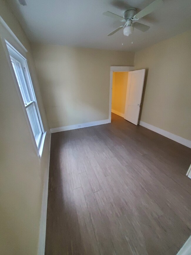 Building Photo - "2-Bedroom Duplex Home in Louisville with ...