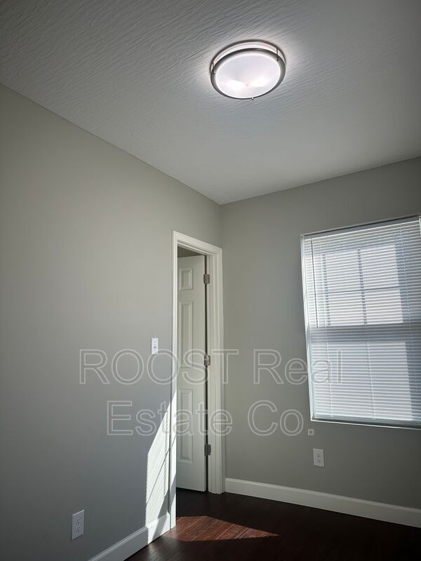 Building Photo - 270-272 S Yale Ave