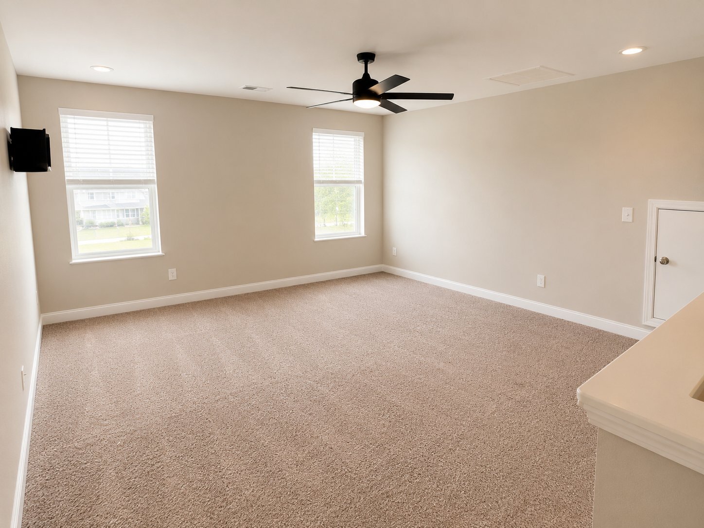 Building Photo - 330 Ellis Ln