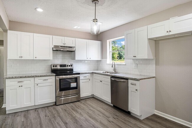 Building Photo - 1702 Athens Dr