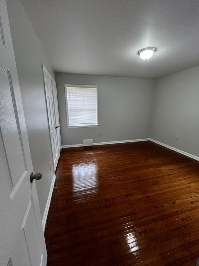 Building Photo - Picturesque Home Worth Checking Out