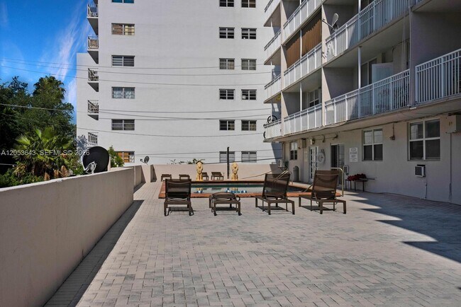 Building Photo - 1300 Lincoln Rd