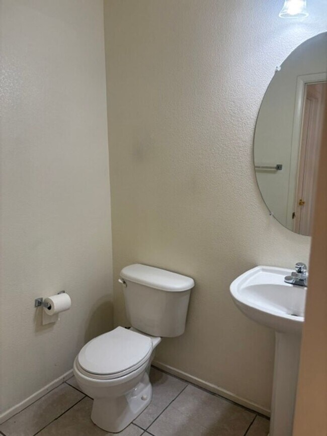 Building Photo - 3 bedroom house with 2.5 bathrooms
