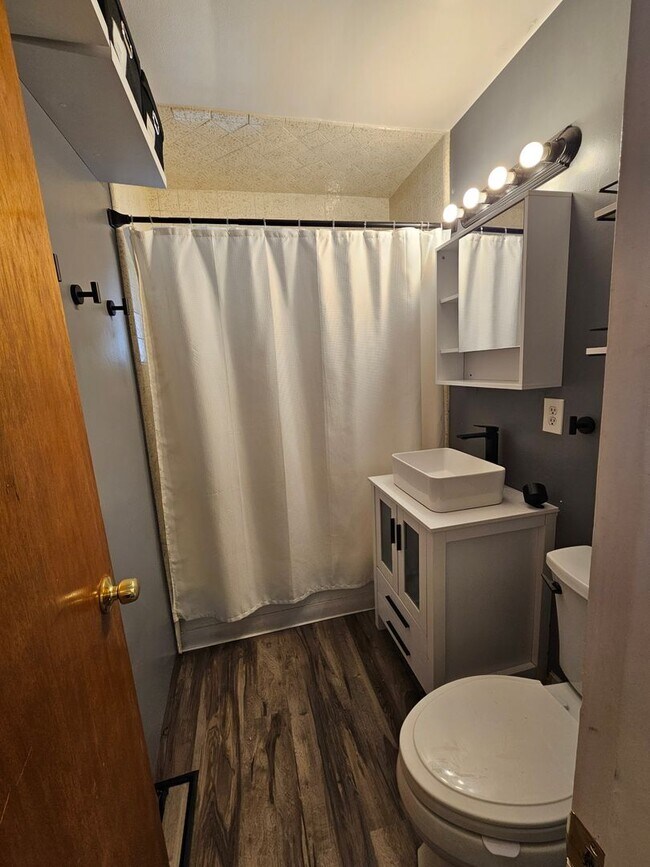 Building Photo - Charming 1-story Home with a Big Backyard ...