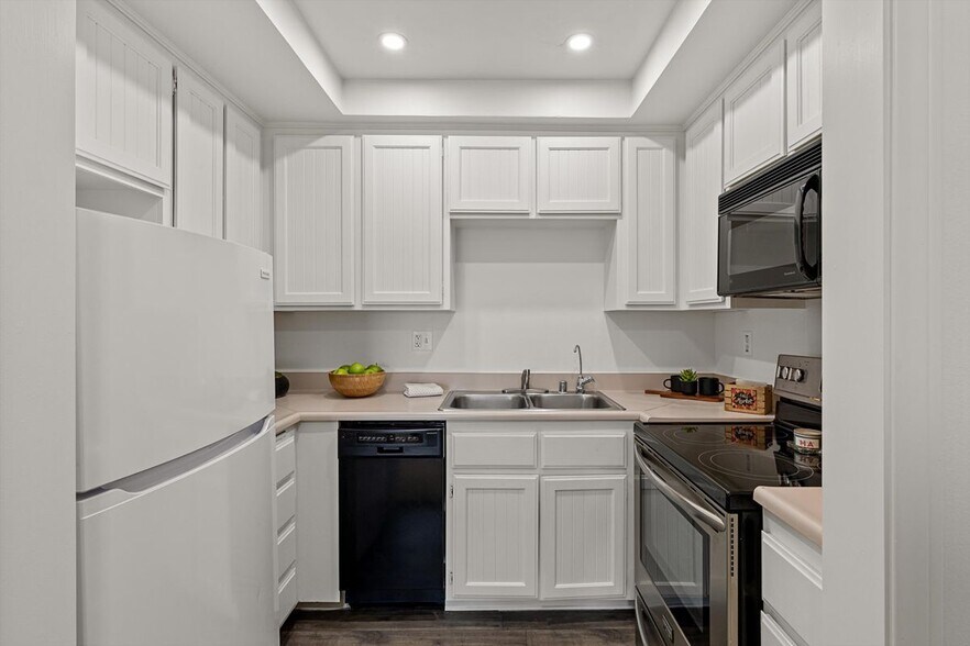 Building Photo - 1560 Circa Del Lago