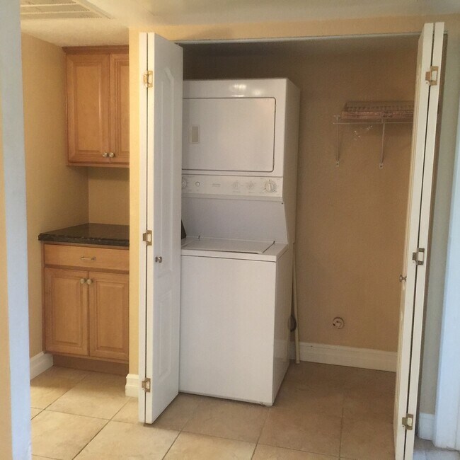 Building Photo - Gated Community * Downstairs 1 bedroom * Community Pool & Fitness Room
