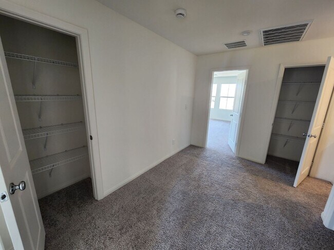 Building Photo - Gorgeous 3bed/2.5bath/2Car home located in Insirada