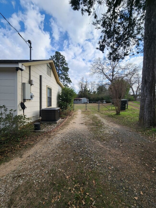 Building Photo - 1827 S Fredonia St
