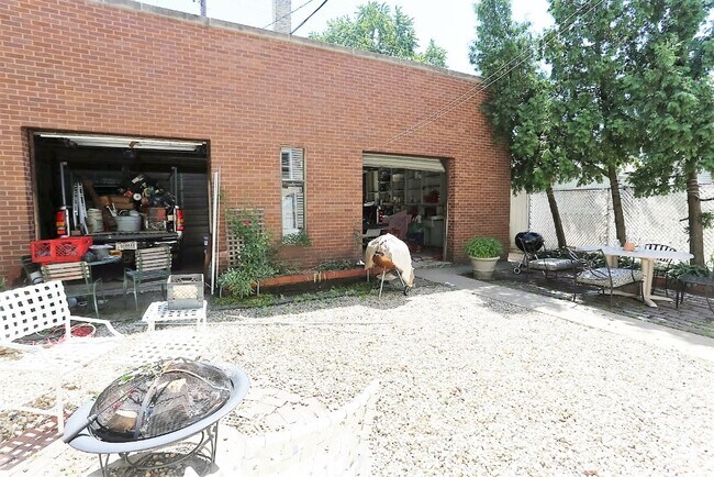 Building Photo - 2647 N Sacramento Ave