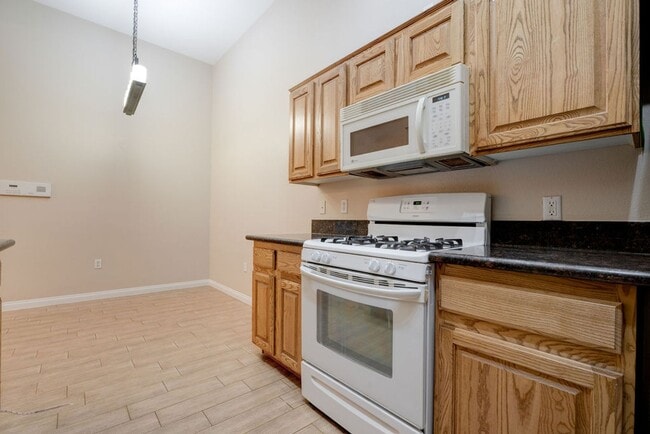 Building Photo - 2305 W Horizon Ridge Pkwy