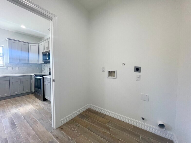 Laundry Room - 2507 Ave G