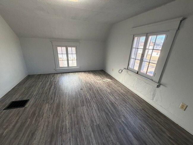 Building Photo - 608 Seminary-W