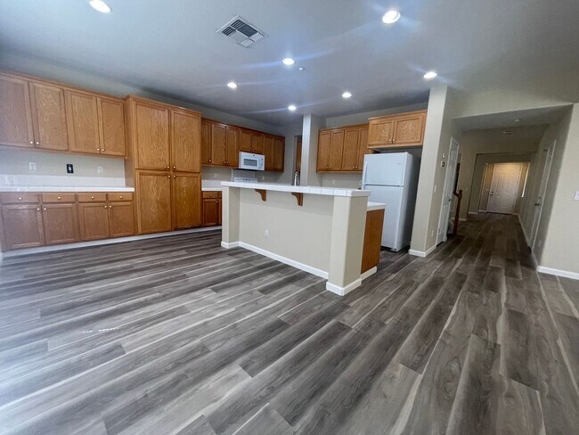 Building Photo - Beautiful 4 Bedroom Close to Downtown Brentwood!