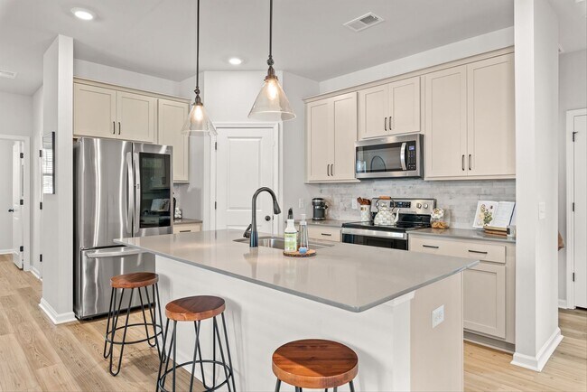 Building Photo - Modern Moncks Corner Home!