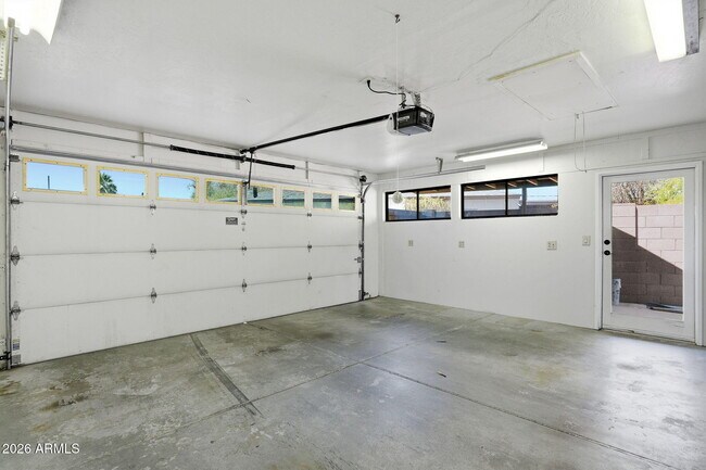 Building Photo - 1202 W Amelia Ave