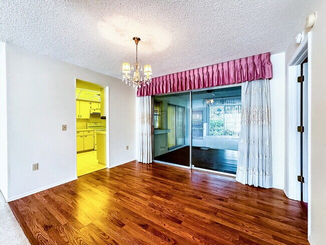 Building Photo - "Charming 2-Bedroom Oasis with 2 Full Bath...