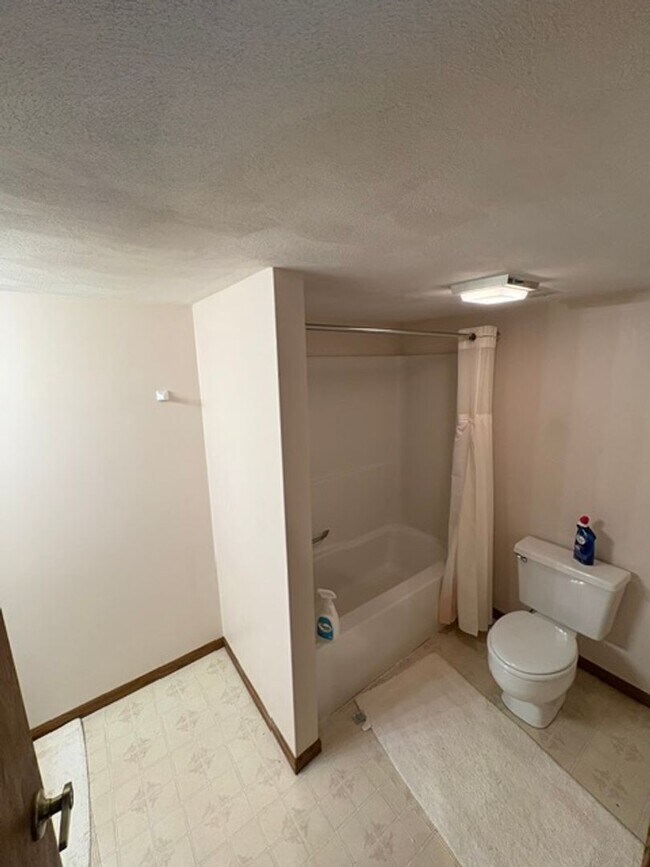 Building Photo - Single Family Home in Germantown Hills with Pool 3 BR / 4BA