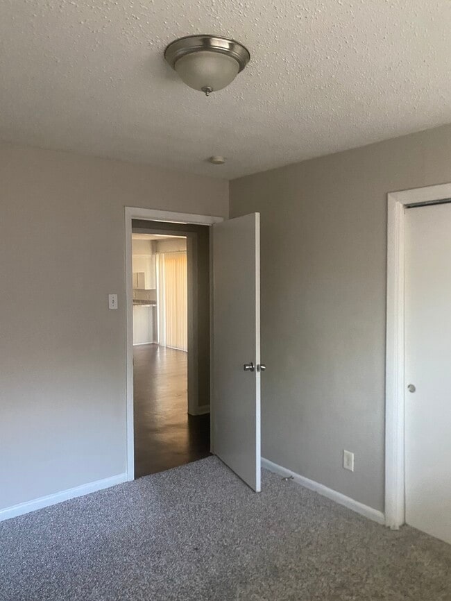 Building Photo - 939 E Red Bird Ln