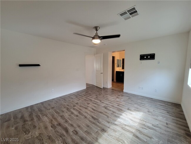 Building Photo - 10537 Seasonable Dr