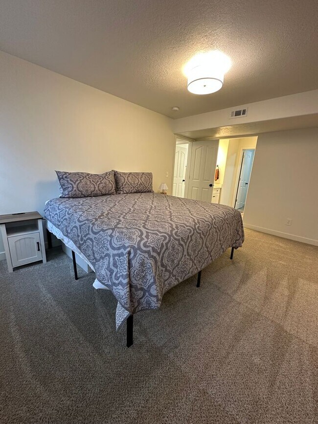 Building Photo - Partially furnished condo in Orem