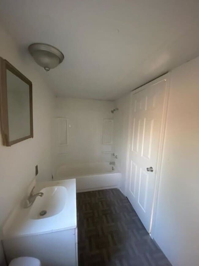 Building Photo - Rent this 4 Bedroom, 2 baths in Elgin!