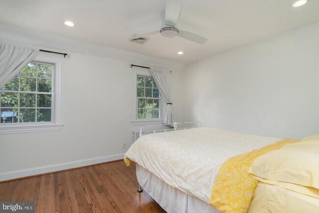 Building Photo - 1147 Colonial Ave