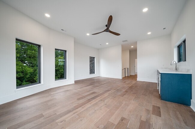 Building Photo - 6011 Hill Cir Dr